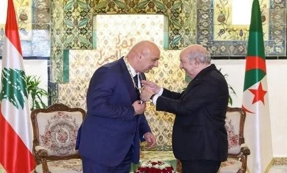 رئيس الجمهورية يقلد الرئيس اللبناني وسام الاستحقاق برتبة "أثير"