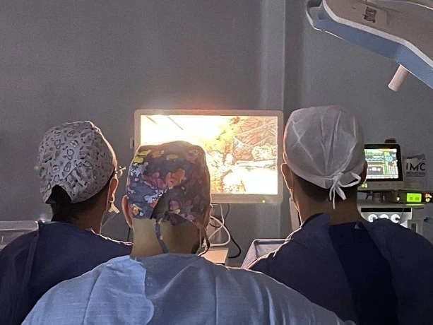 فريق طبي من مستشفى أول نوفمبر يجري 50 عملية بغرداية : استئصال جزئي للكبد بالمنظار لمريضة تعاني من سرطان المرارة