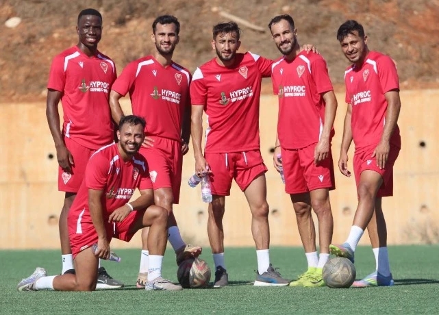 مولودية وهران .. التدريبات تستأنف غدا والإدارة تنتظر رد بوميل