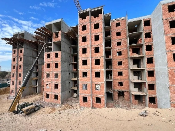 بعد تأخر إنجاز 150 سكنا ترقويا مدعما بمستغانم .... فسخ التعاقد مع المقاولة المكلفة بالبناء