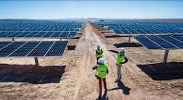 والي تندوف يعاين أضخم مشروع لإنتاج الكهرباء بالطاقة الشمسية ...تثمين جهود مؤسسات الإنجاز والإطارات الجزائرية