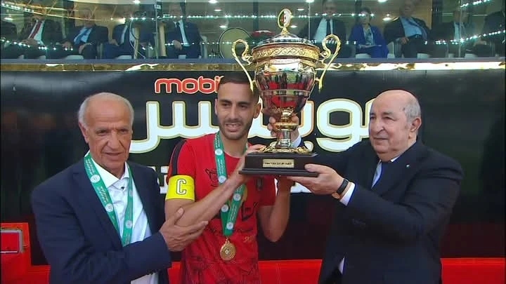 الرئيس عبد المجيد تبون يسلم الكأس لقائد فريق إتحاد الجزائر نجمة تاسعة تلمع في سماء "سوسطارة"