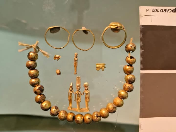 الكشف عن مجموعة من الخواتم التمائم والحلي المصنوع من الذهب والأحجار الكريمة من عصر الأسرة 26 بمعابد الكرنك