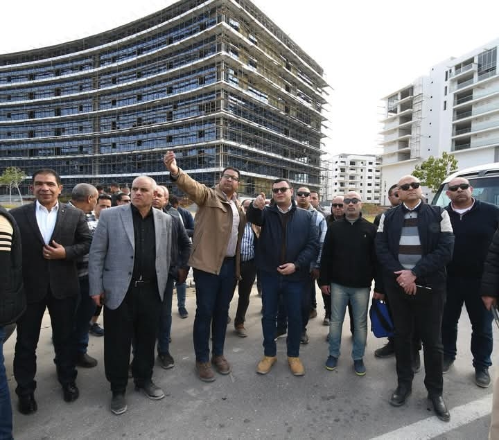 وزير الإسكان يتفقد كومبوند مزارين وبرج C2 بالعلمين الجديدة