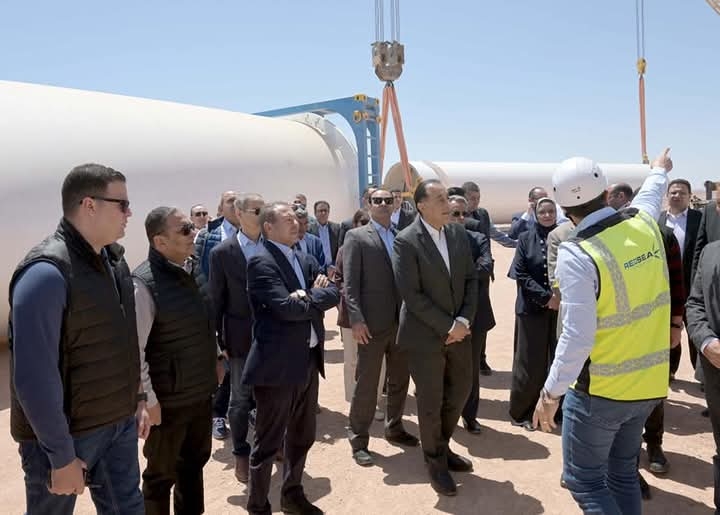 خلال جولته بمزرعة توليد الكهرباء بقدرة ٦٥٠ ميجاوات برأس غارب   رئيس الوزراء يشدد على ضرورة الاتجاه نحو تصنيع جميع المعدات ومكونات مشروعات طاقة الرياح محليا