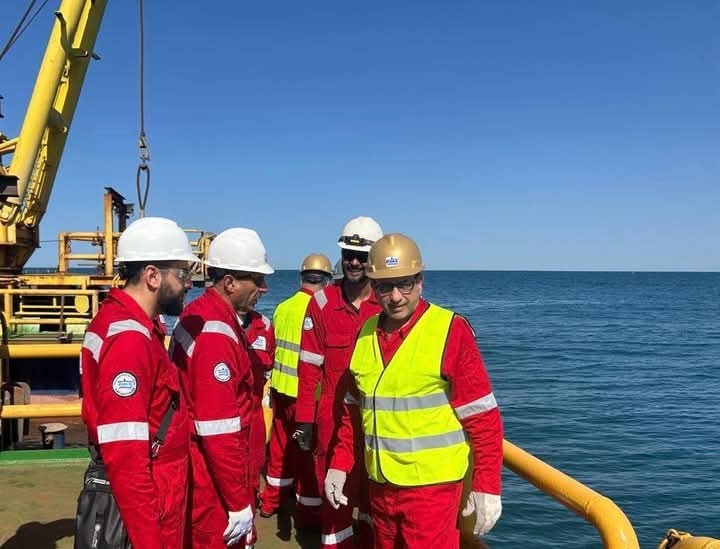 رئيس شركة خدمات البترول البحرية PMS يتفقد أعمال تركيب جاكت منصة WEB Offshore بحقل غاز غرب البرلس البحري بالوحدة البحرية البارج PMS 12 في إدكو