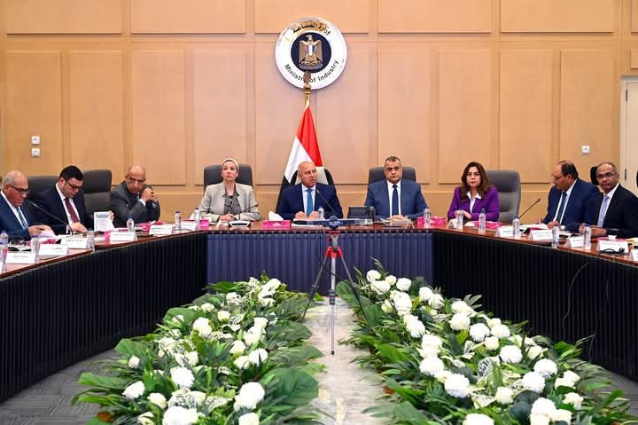 وزير الصناعة والنقل يترأس الاجتماع الحادي والعشرين للمجموعة الوزارية للتنمية الصناعية