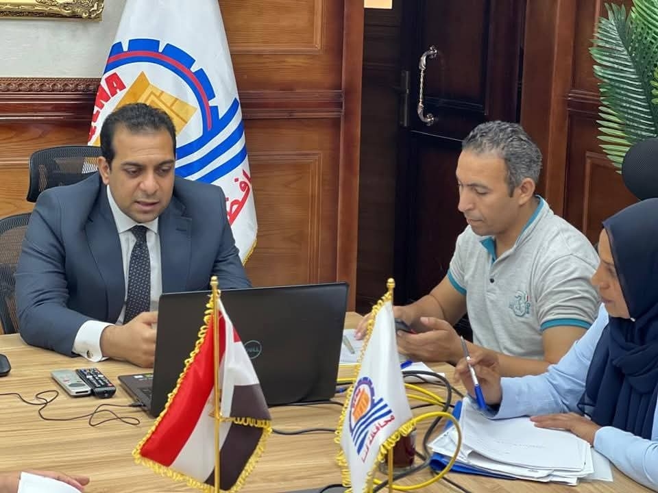 عبر الفيديو كونفرانس .. نائب محافظ قنا يبحث نموذج التوظيف منخفض التكلفة لتعزيز فرص العمل بالمحافظة
