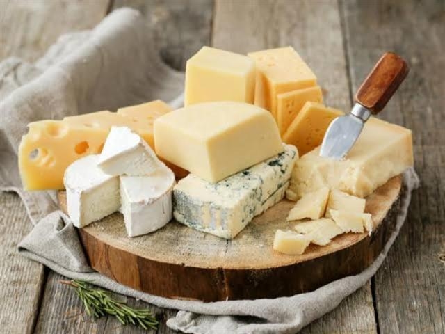 ماذا يحدث لجسمك عندما تأكل الجبن يومياً؟