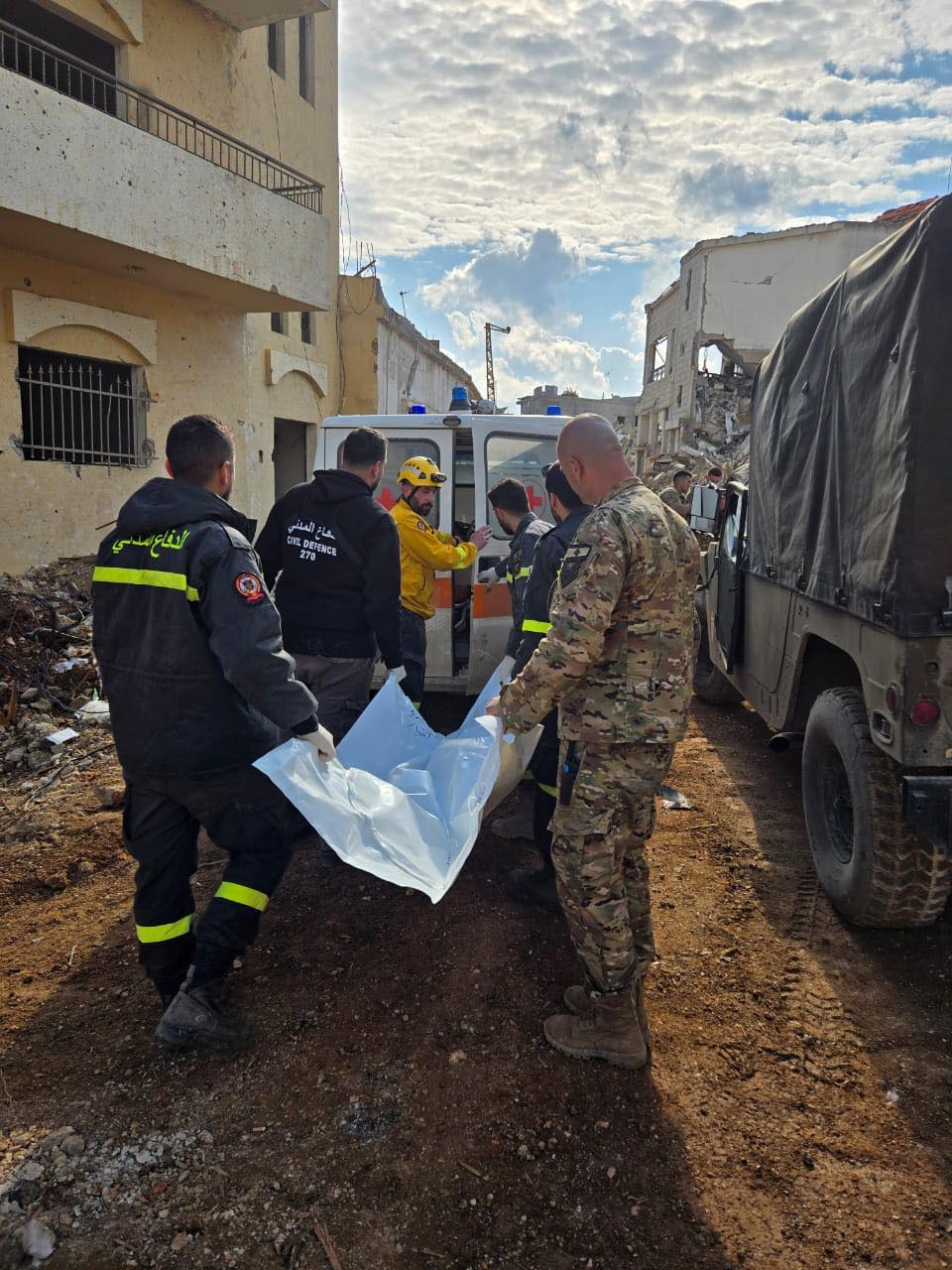 بالصور: انتشال جثامين واشلاء ١١ شهيداً في الناقورة والبياضة وطيرحرفا وجثمانَي شهيدين في الخيام