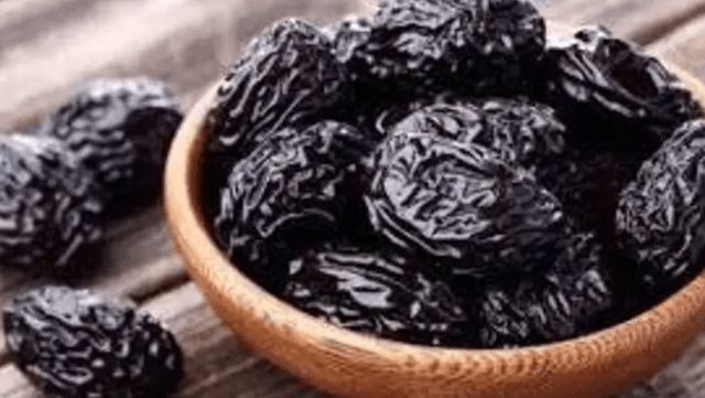 6 فوائد لتناول الزبيب الأسود المنقوع