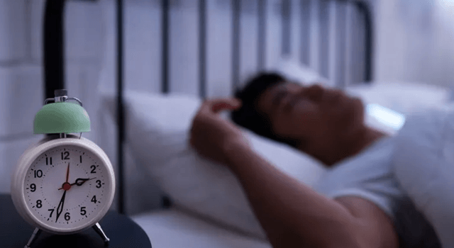 الاستيقاظ قبل رنين المنبه.. علامة مبكرة على خطر يهدد القلب