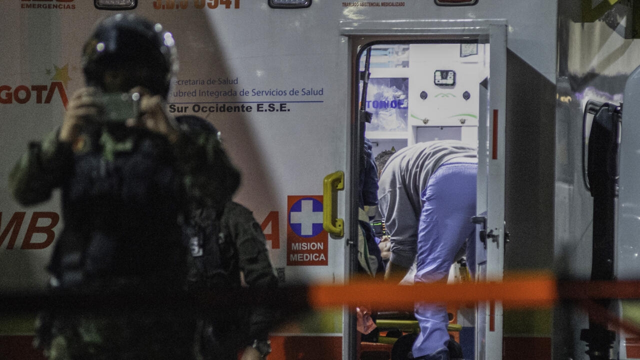 أمام الكاميرات.. إصابة مرشح رئاسي بكولومبيا في إطلاق نار