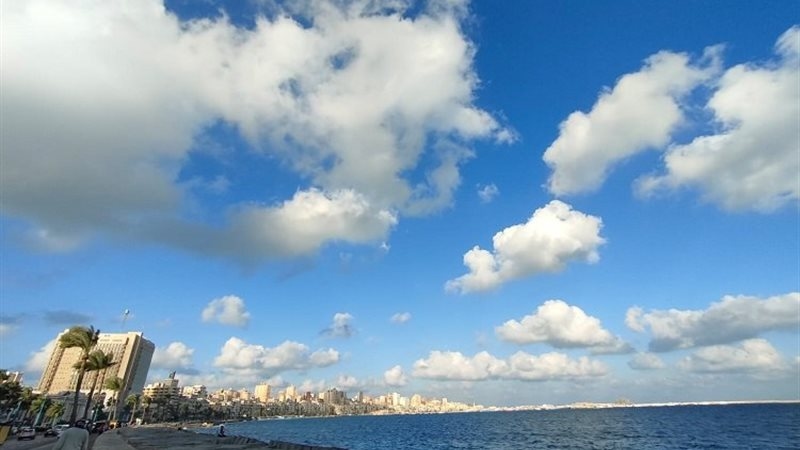 الطقس غداً غائم جزئياً مع ضباب على المرتفعات ورياح ناشطة شمالاً