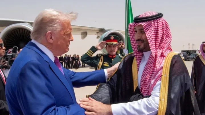 عاجل .. ترامب يعلن رفع العقوبات عن سوريا من الرياض
