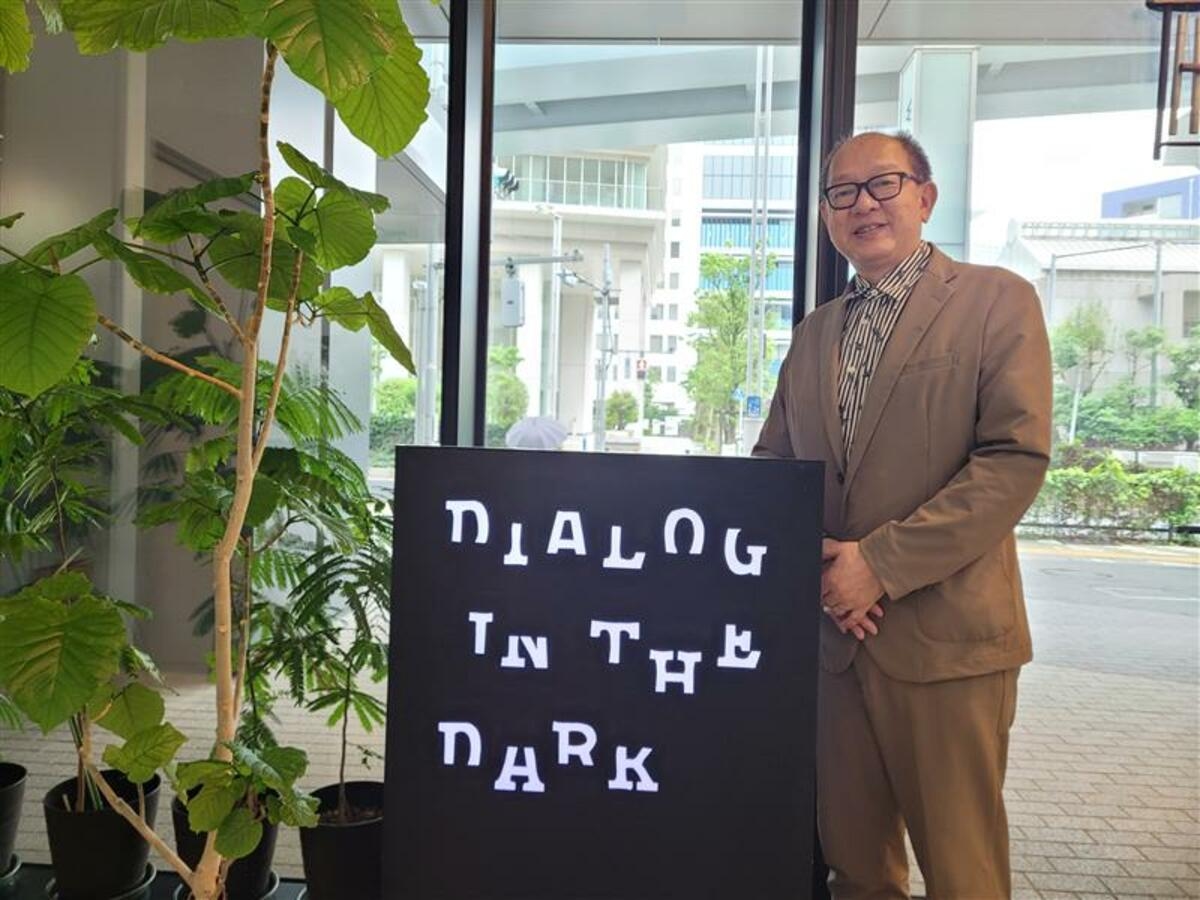Podcast [English World] Episode 109: Reflecting on peace in darkness