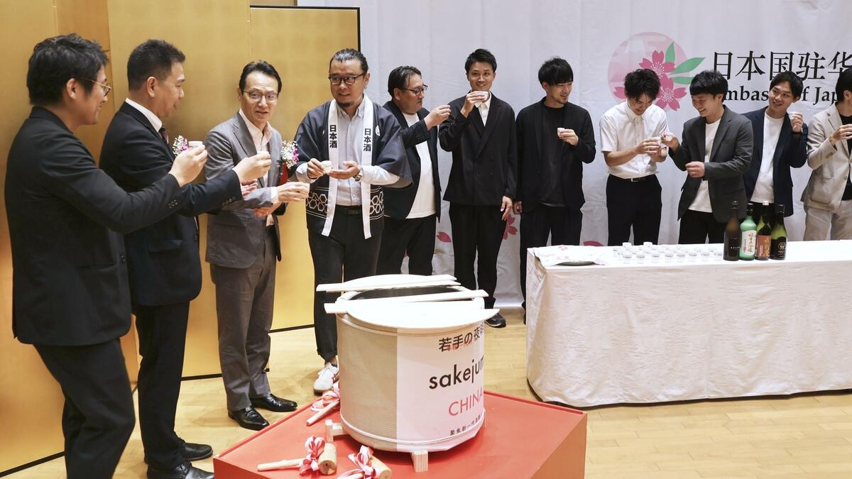 Young Japanese brewers promote sake in Beijing ahead of 3-day event