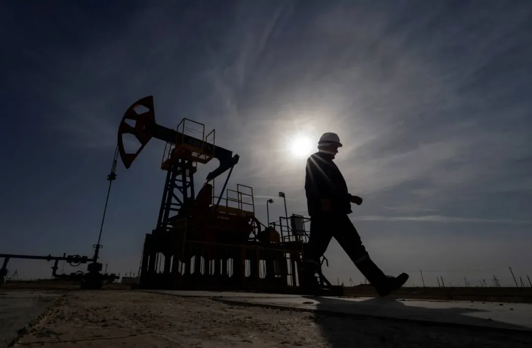 Oil Extends Decline on Surprise US Inventory Builds