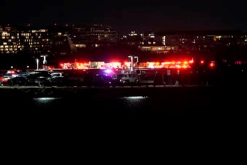 Plane carrying more than 60 collides with helicopter, crashes in Washington - International