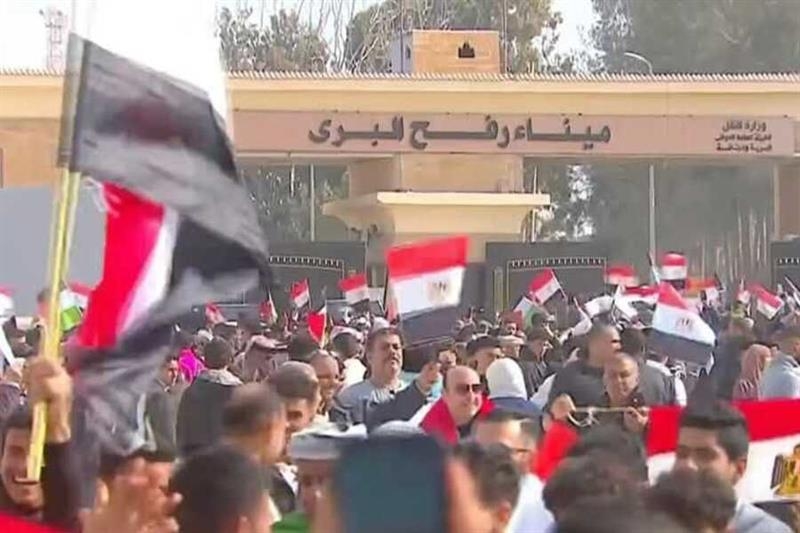 Videos - Massive Egyptian protest at Rafah on border with Gaza to reject any displacement of Palestinians - Foreign Affairs
