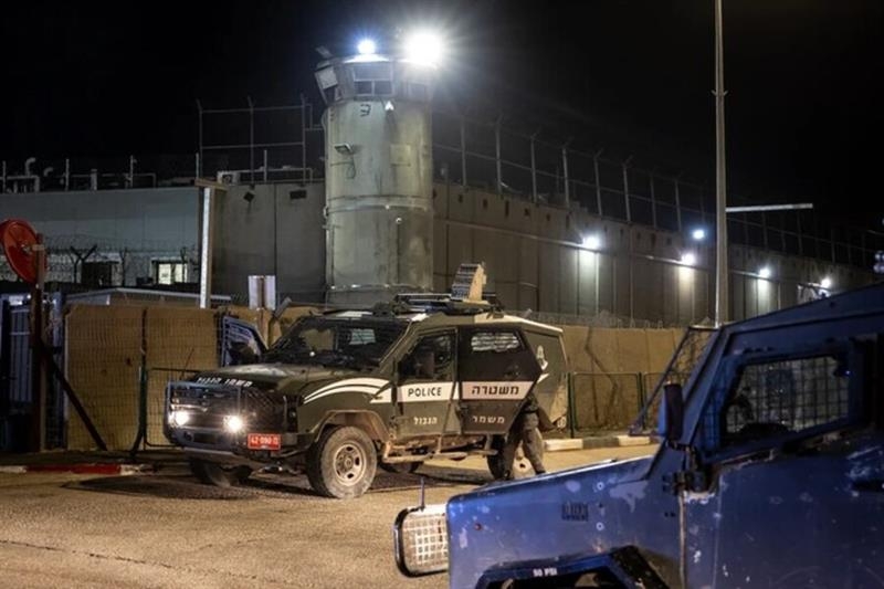 Israeli forces raid Ofer prison, assault Palestinian detainees amid deteriorating conditions - War on Gaza