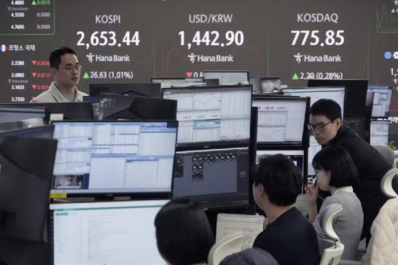 Stock markets fall as traders assess latest tariffs volley - Markets & Companies