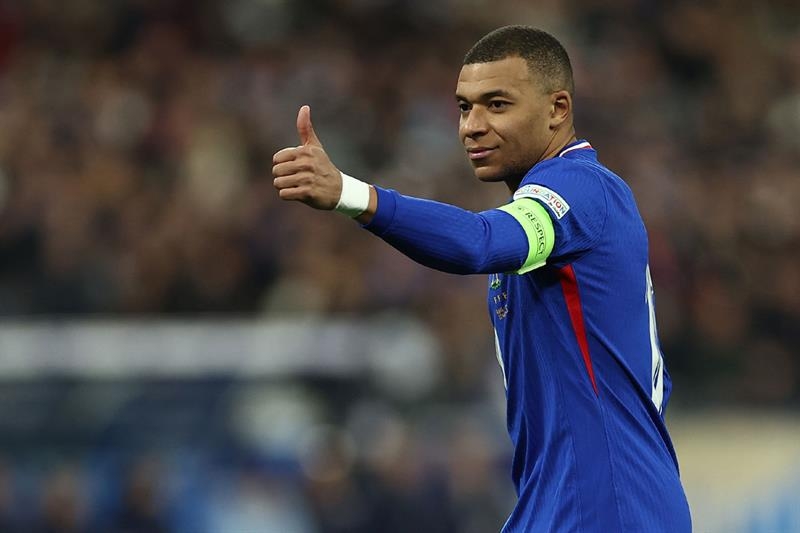 Mbappé looks impressed when he meets his waxwork statue at Madame Tussauds - World