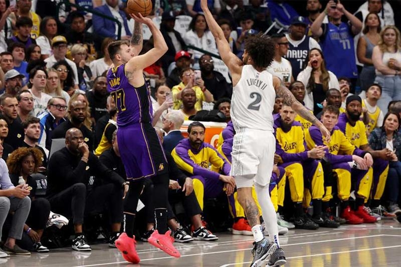 NBA: Tearful Doncic scores 45 on return to Dallas as Lakers clinch playoff spot - Omni sports