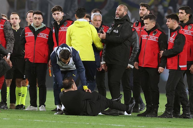 Fenerbahce wins as Mourinho starts his 3-match ban for nose grab - World
