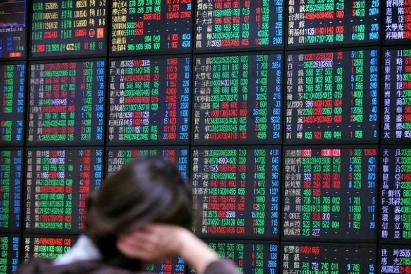 Stocks, oil prices retreat on US debt worries - Economy