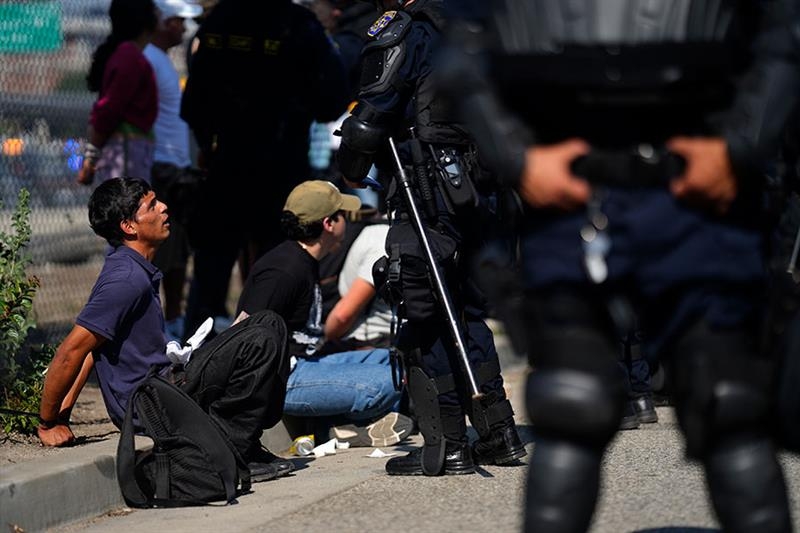 US police make arrests in downtown LA during nighttime curfew - International