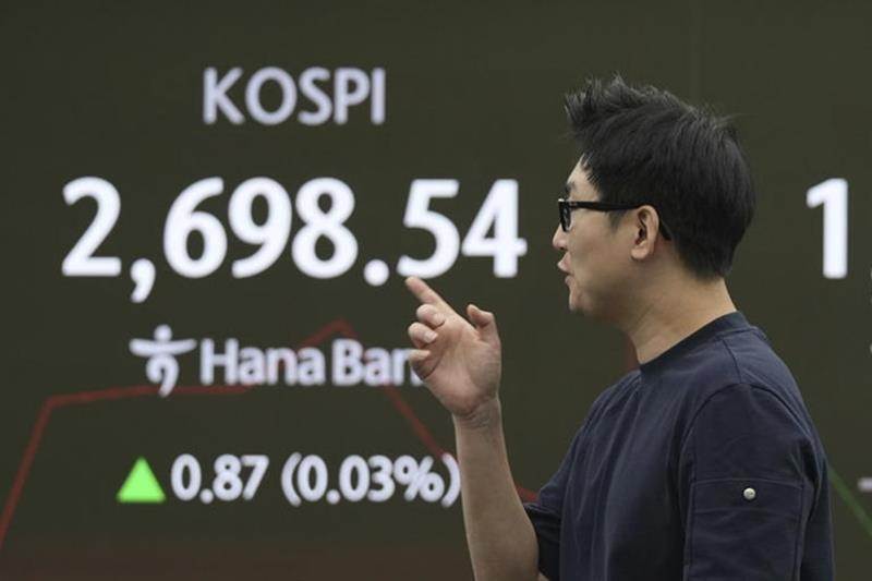 Most stocks fall as Trump fires fresh volley in trade war - Economy