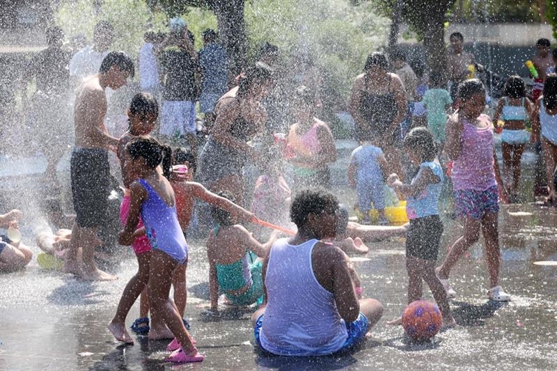 Europe bakes in summer's first heatwave as continent warms - International