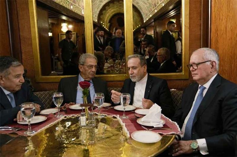 ​Iran's FM prays at Al-Hussein Mosque, dines at traditional restaurant in Cairo - Foreign Affairs