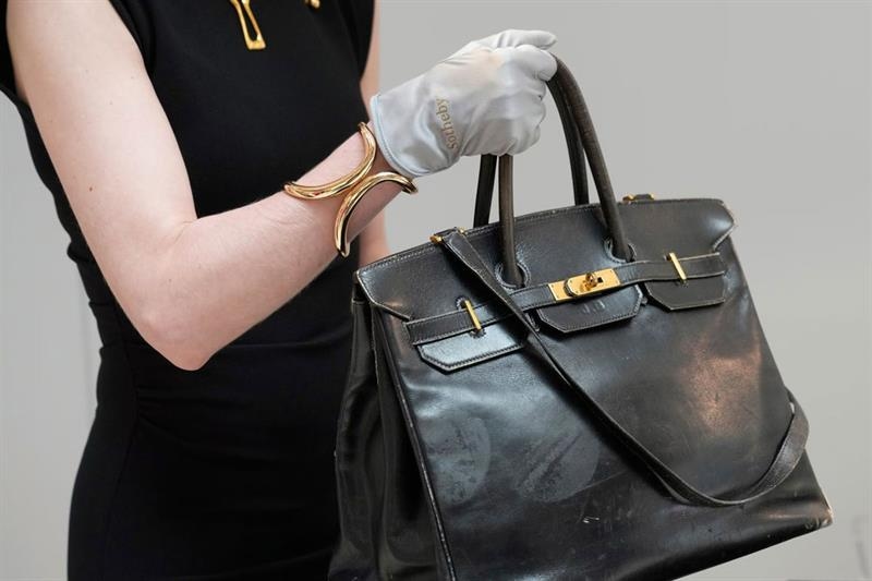 Jane Birkin's original Hermès bag sells at auction for whopping 8.6 million euros - Style - Life & Style