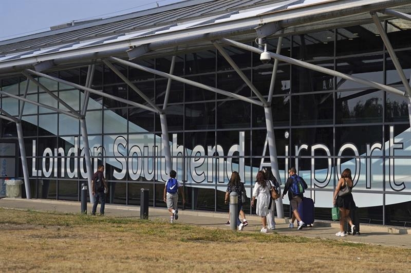 4 people were killed in a plane crash near London - International