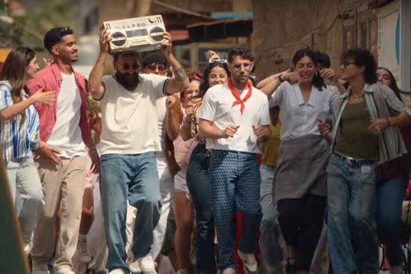 Fans participate in Aziz Maraka's new music video Shaifa Eh - Music - Arts & Culture