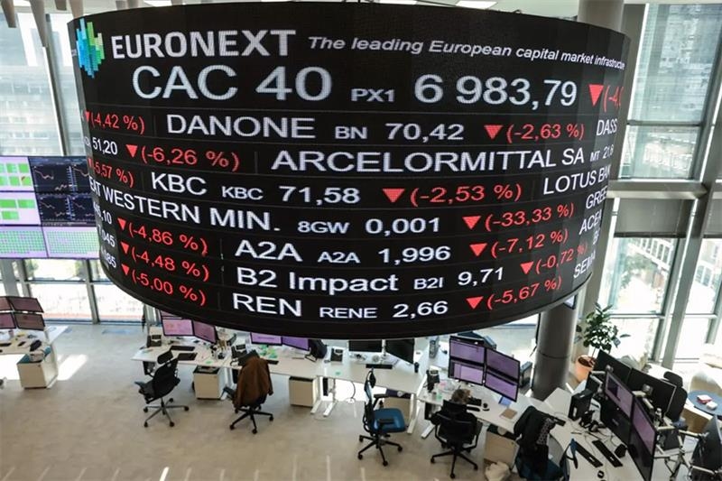 Stocks diverge as tariffs deadline looms - Markets & Companies