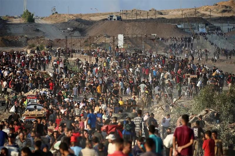 Israeli reservist tells WSJ troops fired on Palestinians waving white flags near aid centres - War on Gaza