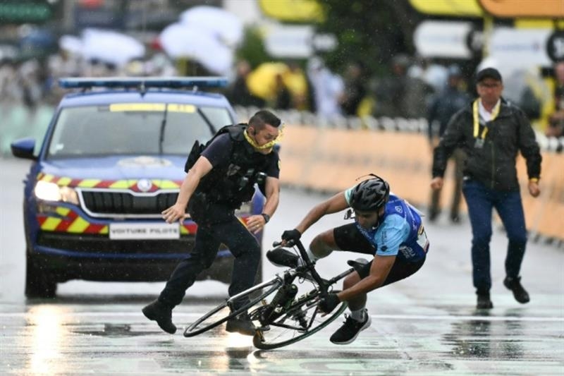 Cycling: Tour De France prankster gets eight-month suspended term for crossing finish line - Omni sports