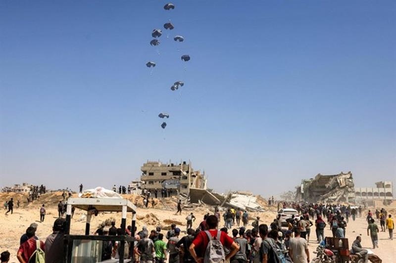 Jordanian, Emirati planes drop aid on Gaza as UN slams Israeli-induced starvation - War on Gaza