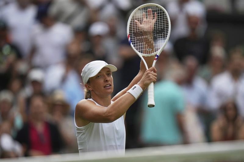 Tennis: Swiatek survives scare to reach Wimbledon third round - Omni sports