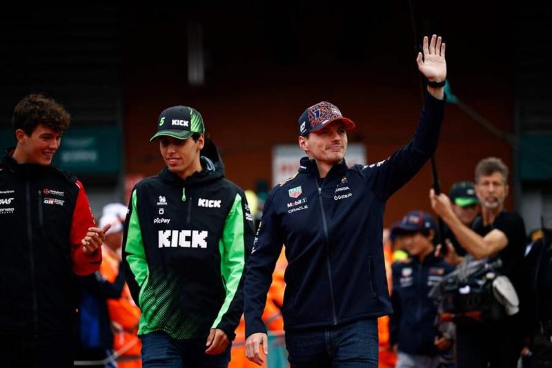 Formula One: Verstappen quells speculation by committing to Red Bull for 2026 - Omni sports