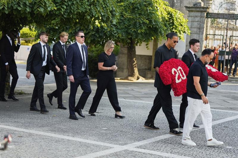 Liverpool players join family of Diogo Jota and his brother for funeral held in Portugal - World