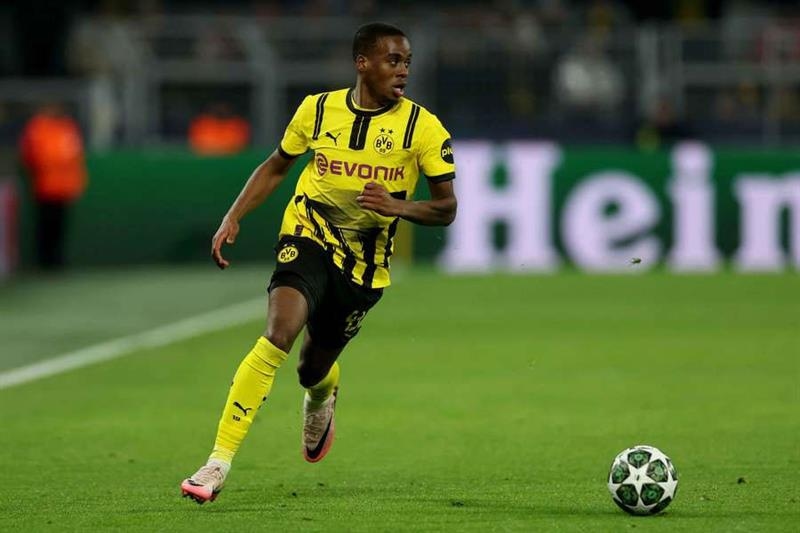 Chelsea add Gittens to glut of attacking talent - World