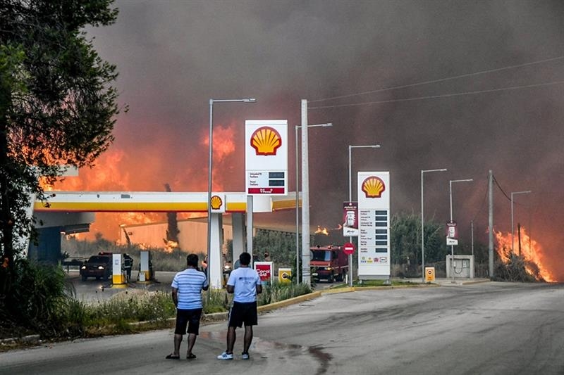 Thousands battle Greece fires as heatwave bakes Europe - International