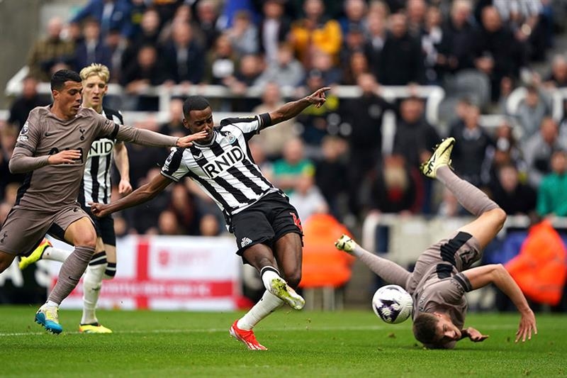 Shearer accuses Isak of pouring 'flames on fire' of Newcastle row - World