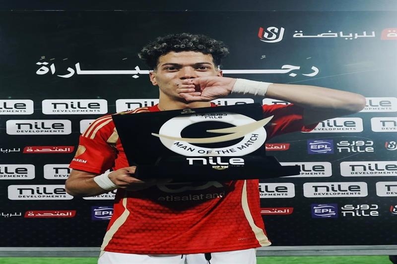 Ahly's Ashour celebrates Egyptian League top scorer and best player awards - Egyptian Football