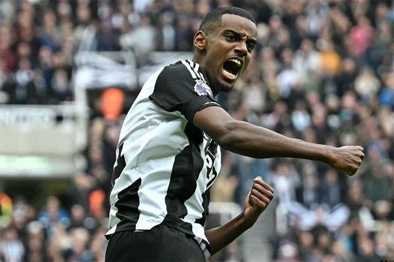 Liverpool's Slot hints at fresh Isak bid despite 'attacking power' - World