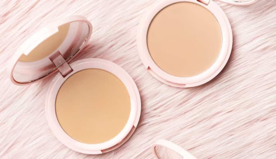 Flawless on the Go– Top Compact Powders from Myntra for Effortless Beauty